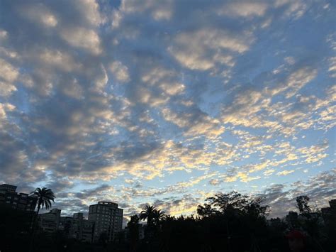 火燒雲徵兆|昨天空掛滿高積雲火燒雲 民眾讚歎驚問：要變天了？。